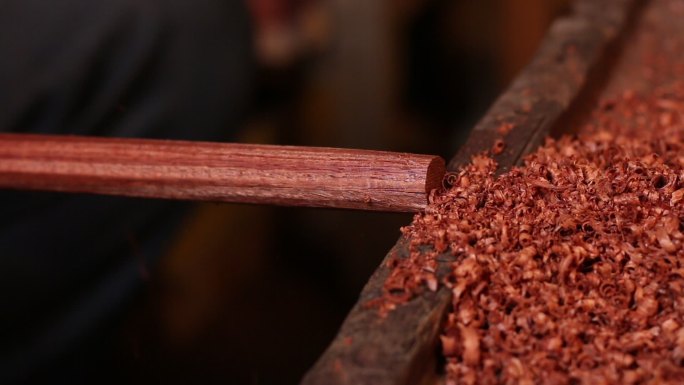 红木杆秤 做称 匠人工艺 木屑 削木头