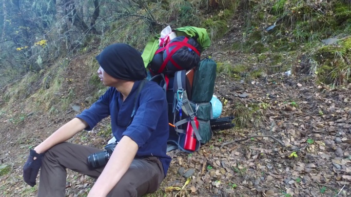 徒步背包 登山包户外徒步旅行路边休息徒步