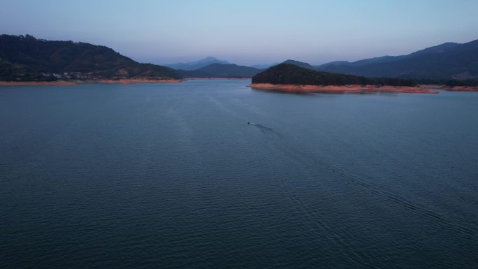 航拍唯美户外湖面冲浪的人