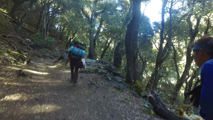 背包旅行 背包睡袋 背包走在悬崖边 背包