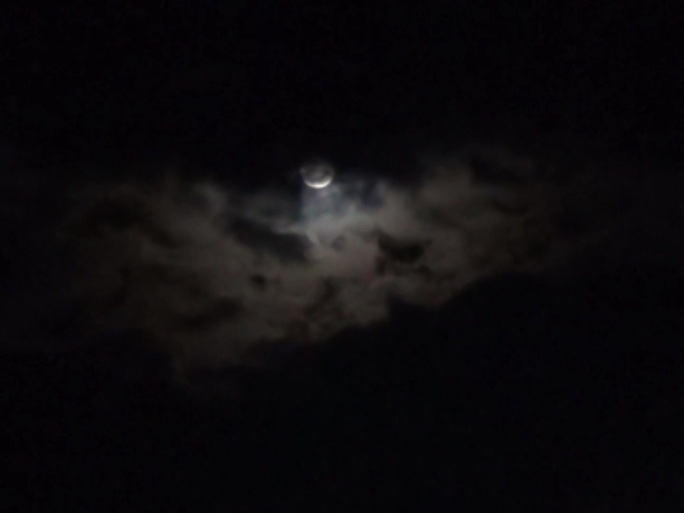 夜晚月亮穿过云层