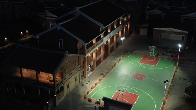 晚间乡村篮球场