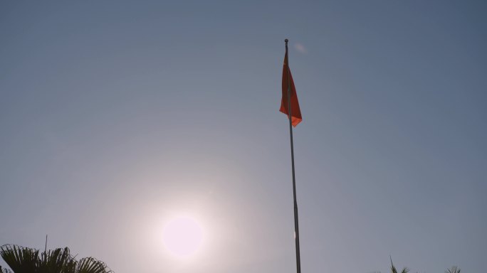 清晨阳光下的红旗