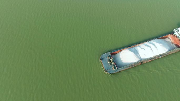 内河沙船货船在江中行驶的船