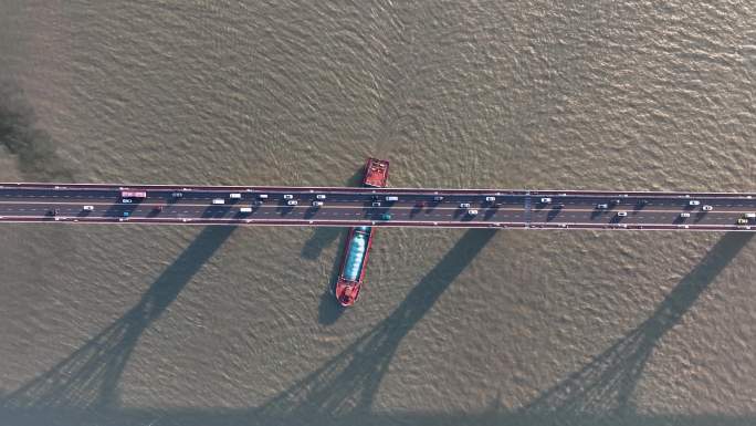 航拍南京长江大桥下繁忙的航道船舶