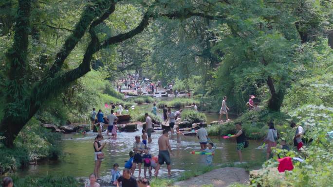 夏季大人小孩河里玩水玩水枪打水仗