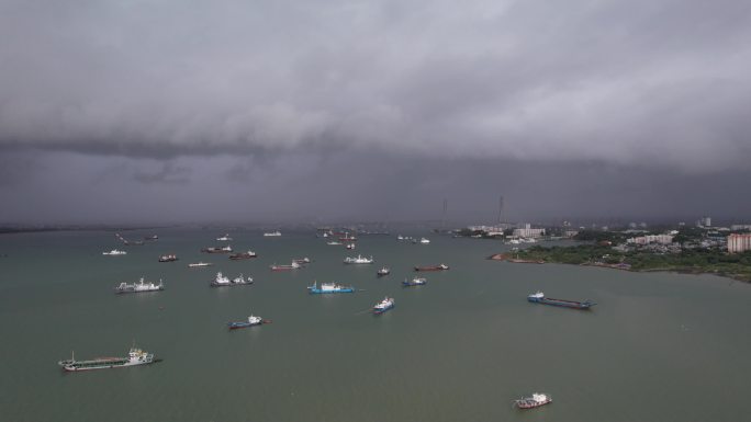 台风来临海湾内的轮船下锚停泊严阵以待