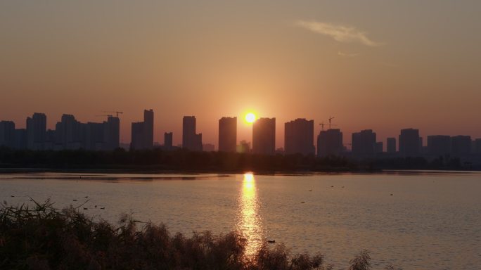 日出 城市 倒影 水面 华山湖 济南