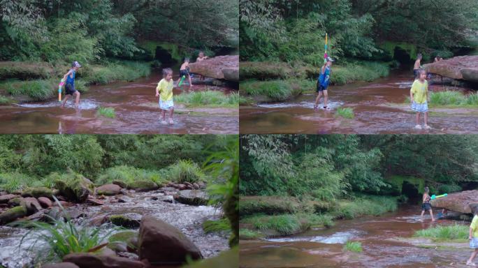 小朋友河边玩水