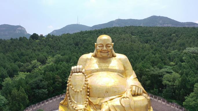 金色弥勒佛雕像广场游客4k航拍