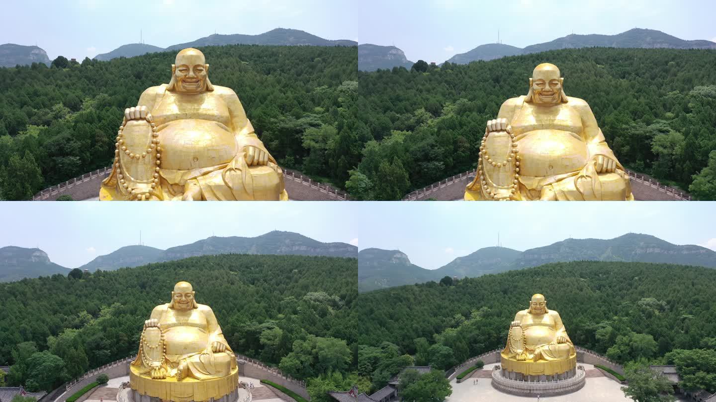 金色弥勒佛雕像广场游客4k航拍