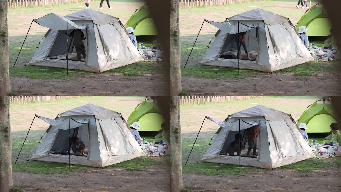 小孩子在帐篷玩耍