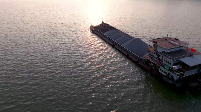广西南宁邕江货船 运河上的船 运沙船日出