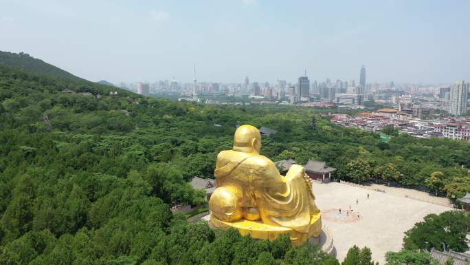 金色佛教雕像环绕山峰4k航拍