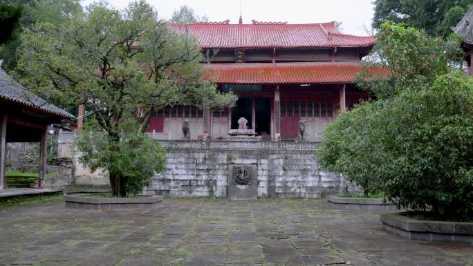 清溪文庙院子里的古树与主体建筑大成殿