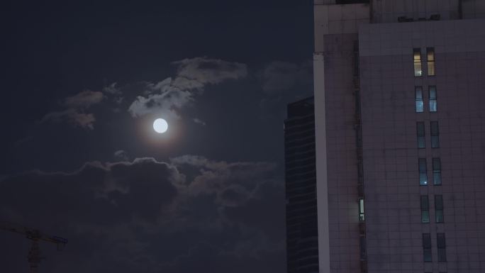 城市夜晚月亮