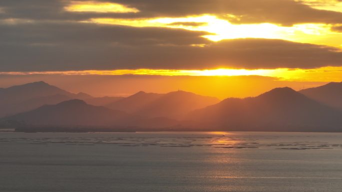 海上日出朝霞