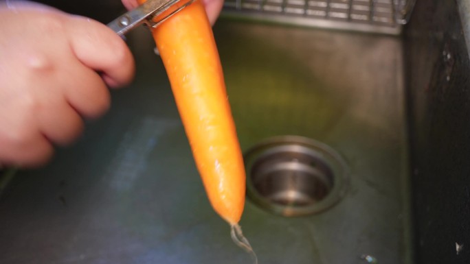 清洗胡萝卜削皮切胡萝卜丝胡萝卜片