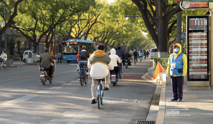 清晨城市上班人群光影