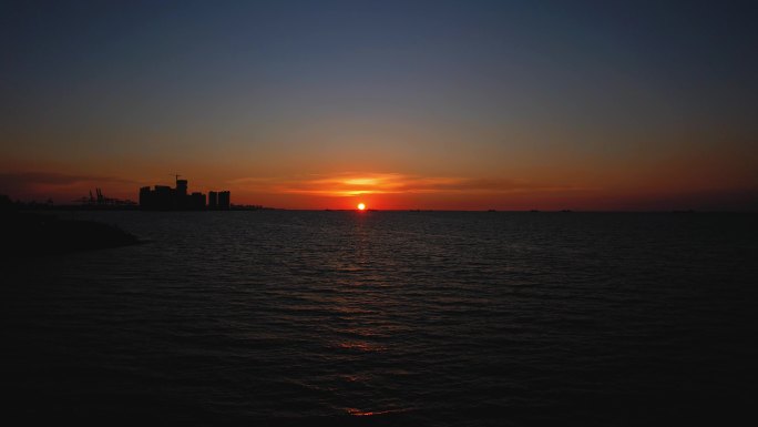 日落黄昏夕阳余晖晚霞海边海面天空云彩航拍