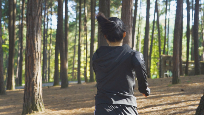 女生树林跑步逆光奔跑户外运动森林有氧慢跑