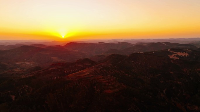 黄土高原大山落日