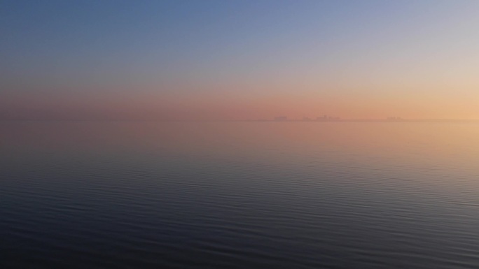 清晨平静的湖面航拍