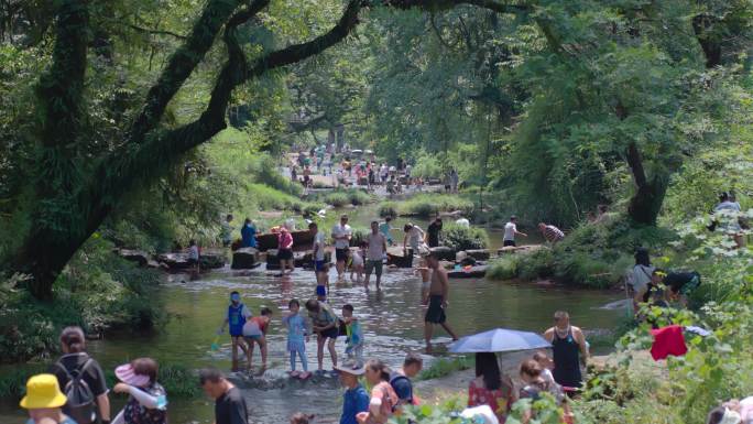 夏季河里玩水嬉戏避暑纳凉