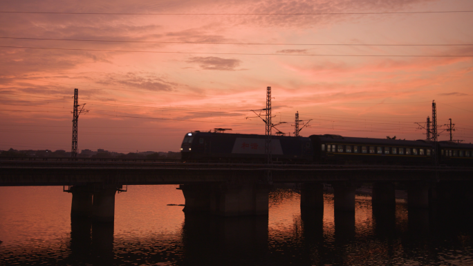 傍晚的绿皮列车4K50P