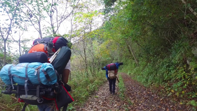 背包客 徒步旅行  踏过泥巴路 背