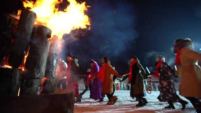 雪地上的篝火晚会