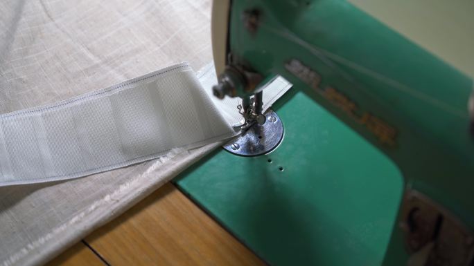 正在缝制布料的传统缝纫机的针头特写