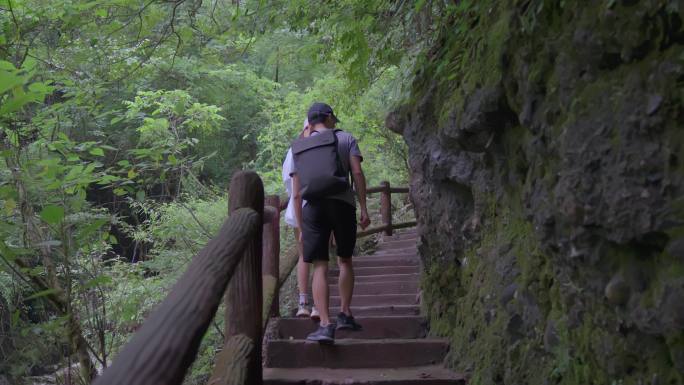 情侣栈道通行爬山旅游视频