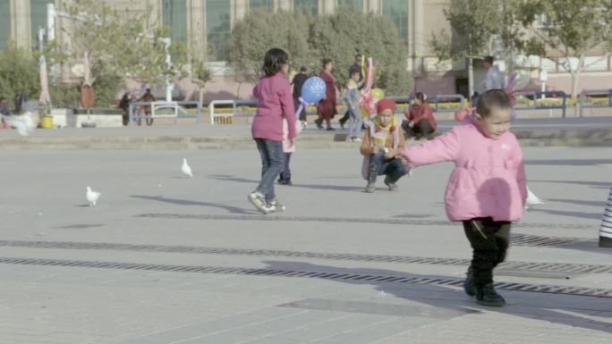 新疆喀什人民广场孩童