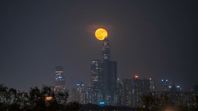 月亮升在深圳平安中心