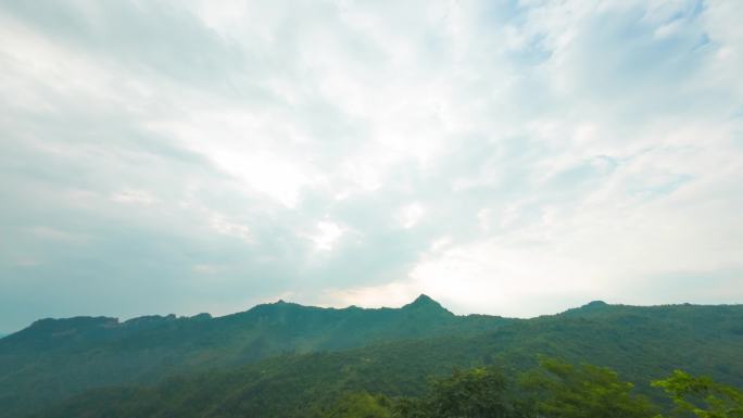 震撼大气山中的云