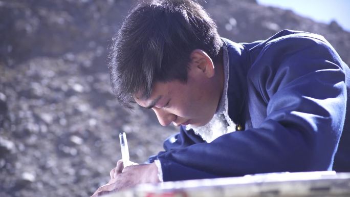 青年在写字 藏族青年在写字