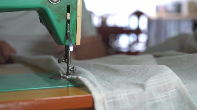 正在缝制布料的传统缝纫机的针头特写