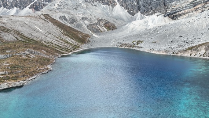 4K航拍稻城湖泊 山边湖泊