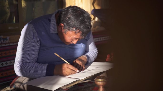 大叔在写字 男人在写字 藏族男人在写字