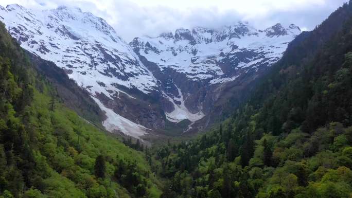 航拍雨崩神瀑徒步旅行景观