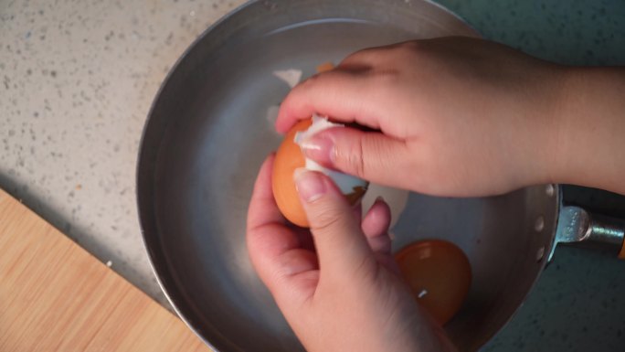 煮鸡蛋剥鸡蛋壳切鸡蛋