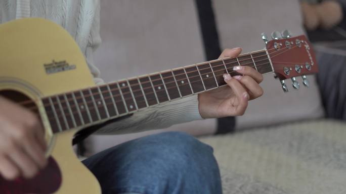 4K美女居家沙发学习弹吉他手部特写乐器3