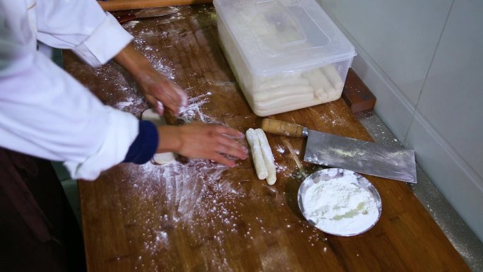 美食制作 厨师做饭 打卤面 面条制造