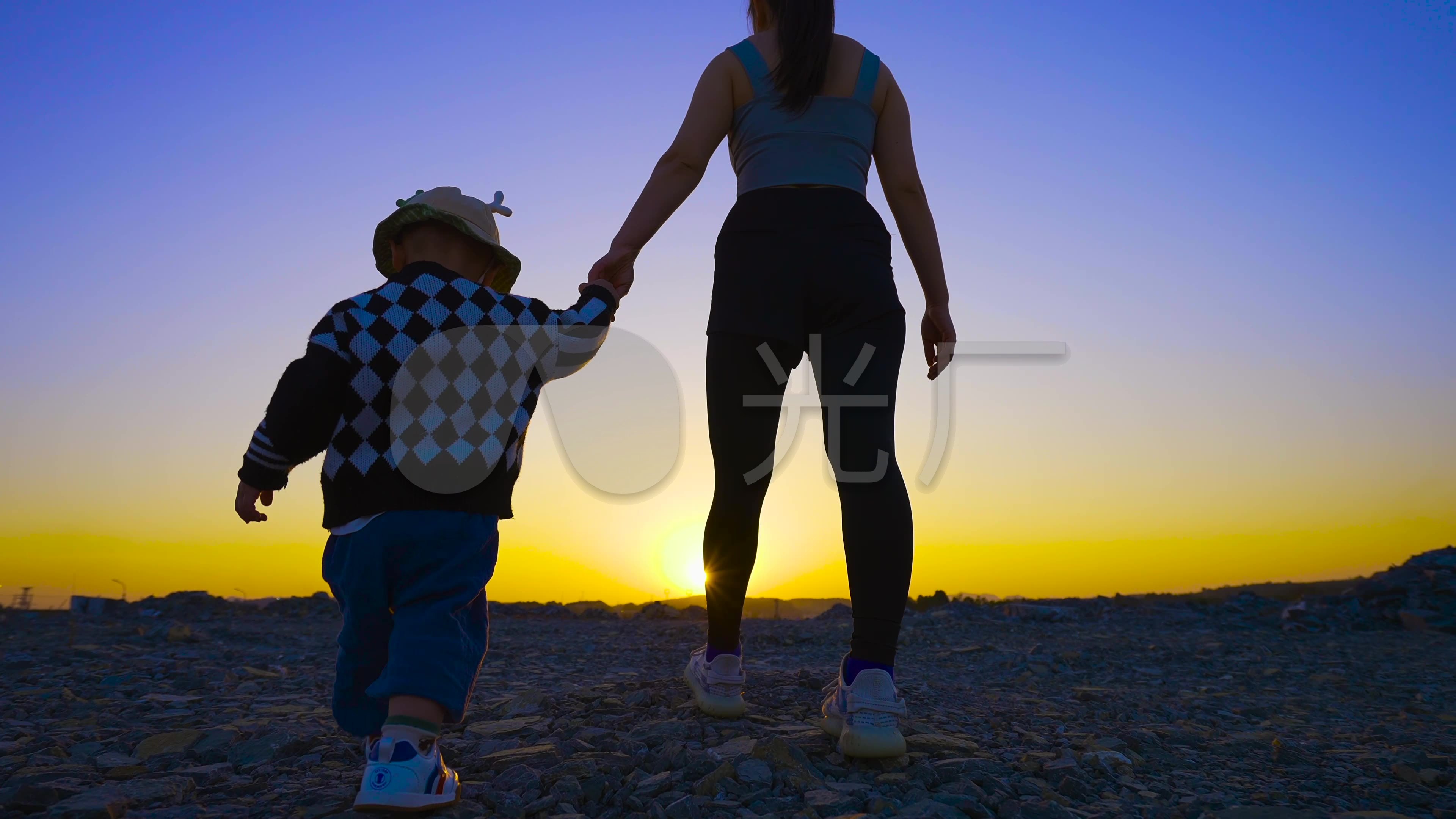 幸福的家庭: 母亲父亲、儿子和女儿在秋天的公园里散步图片下载 - 觅知网