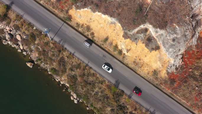 俯拍洱海边的公路