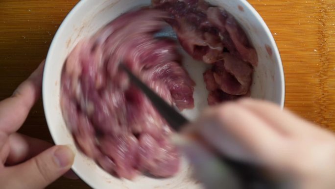 猪肉加调料腌制去腥