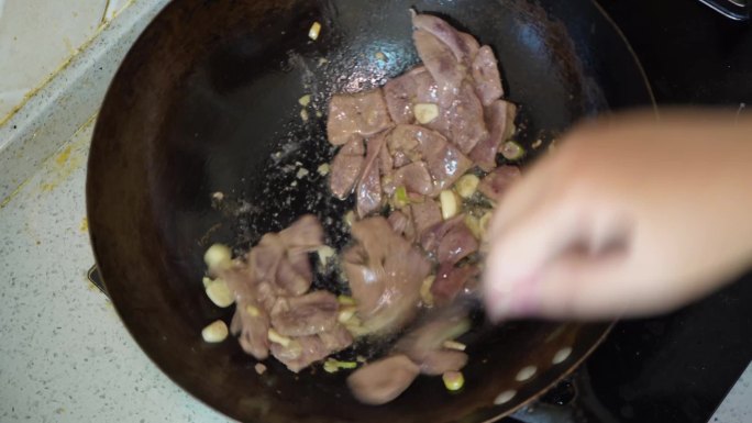 油锅炒制熘肝尖家常菜制作过程