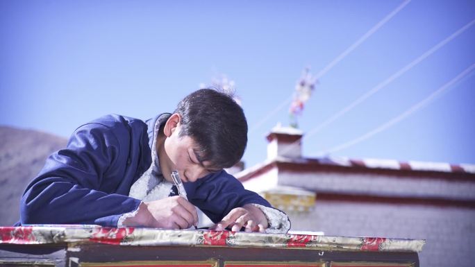 藏族小伙在写字   小伙在写钢笔字