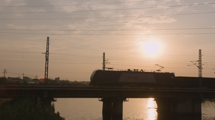 夕阳光照下的载货火车